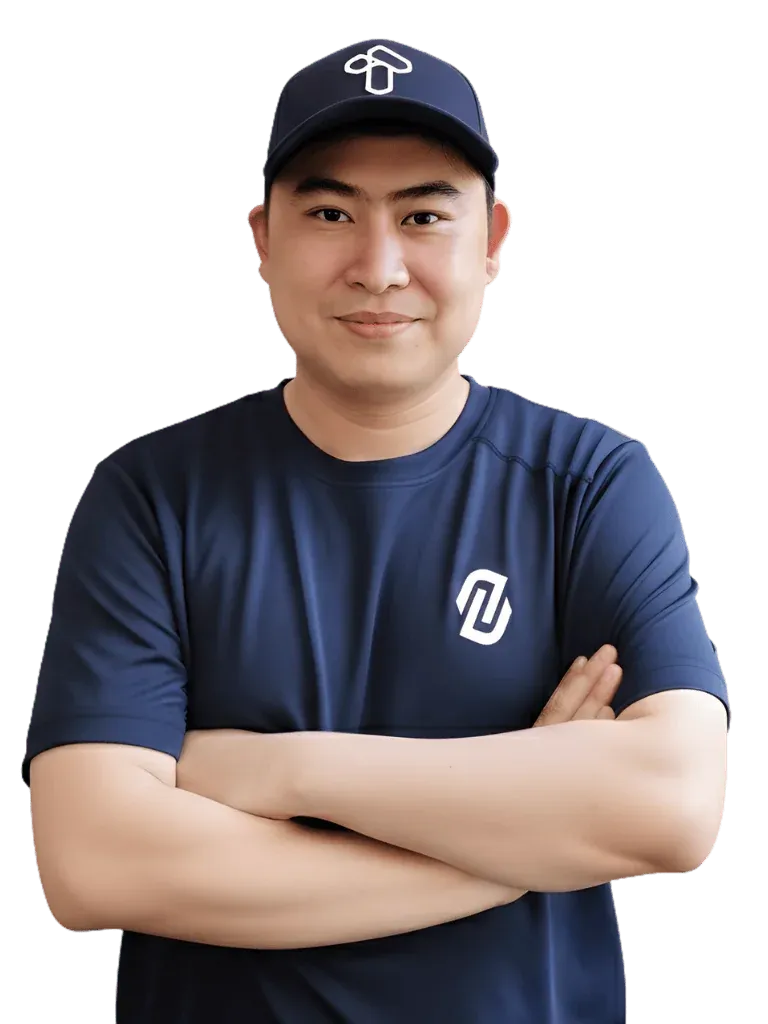 Cường Thạch khoanh tay, đội mũ lưỡi trai, mỉm cười